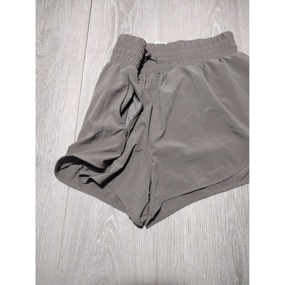 All In Motion - Size Med. Shorts - comfort and stretch - lightweight - Picture 2 of 6